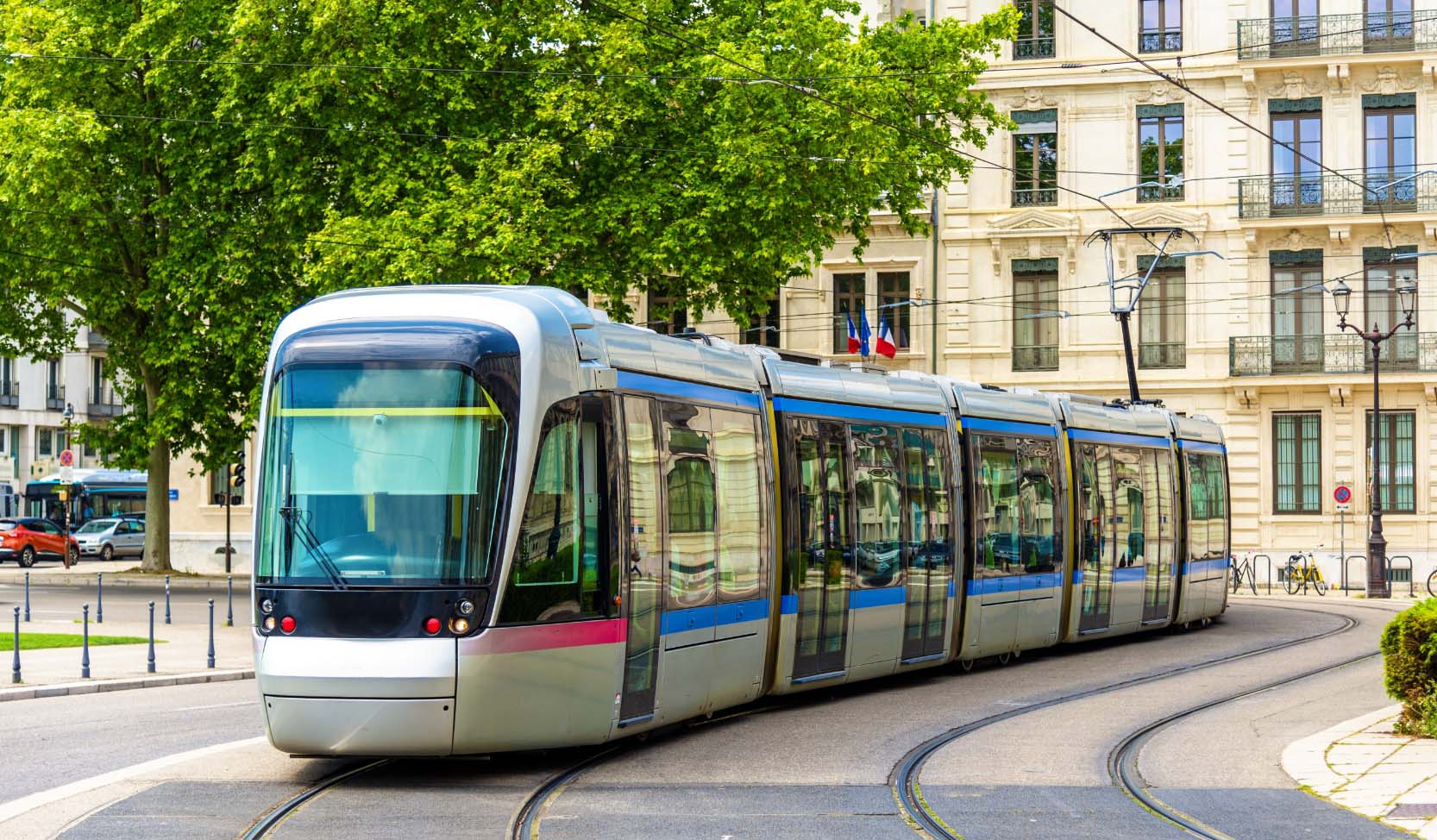"Elektrische Straßenbahnen in Frankreich: Grüner Verkehr für die städtische Bevölkerung."