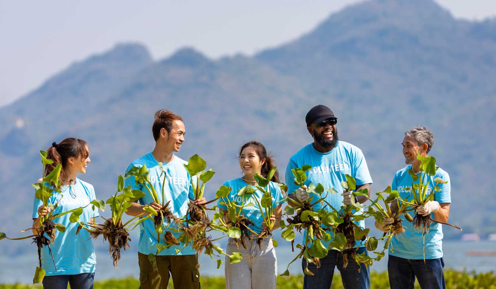 "Die Freiwilligen freuen sich, an den philanthropischen Aktivitäten einer gemeinnützigen Baumpflanzorganisation beteiligt zu sein."   